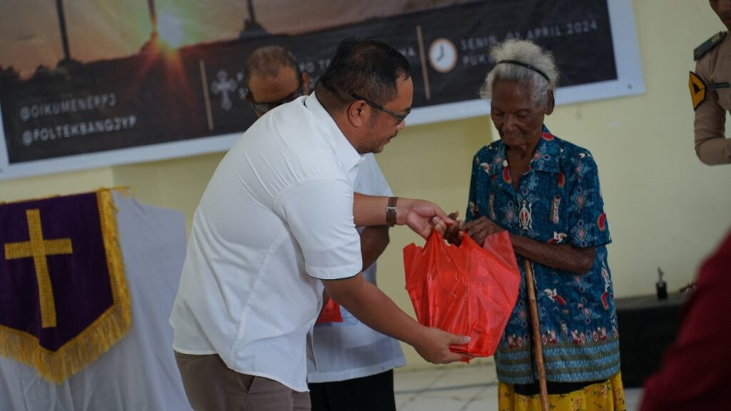 Kunjungan Sivitas Akademika Politeknik Penerbangan Jayapura dalam Perayaan Paskah di Panti Jompo Trisna Werdha Sentani: Menunjukkan Karya Kebenaran-Nya Melalui Karya Kebaikan