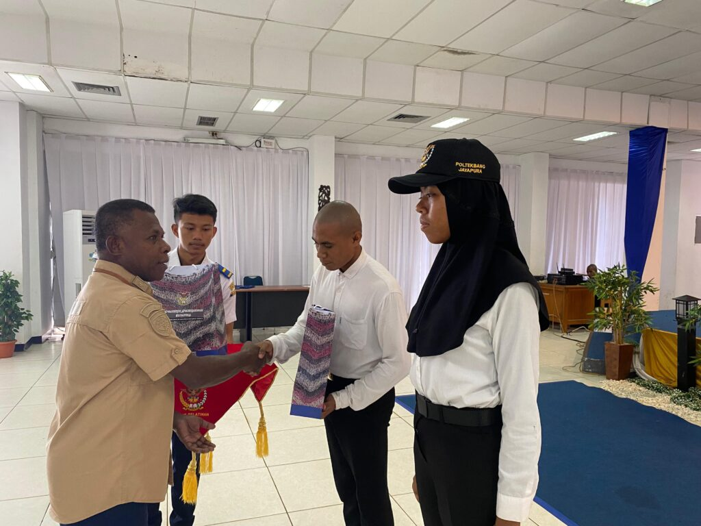 Penutupan Diklat Kerjasama Aviation Fire Fighting Foam Evaluation Angkatan I dan Foam Tender Defensive Driving Angkatan I