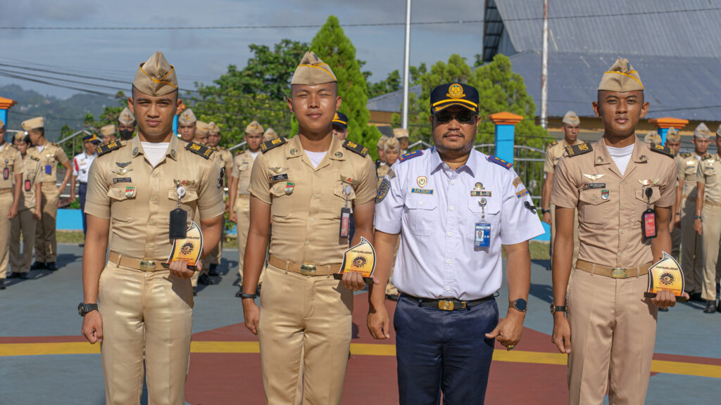 Pemberian Penghargaan kepada Taruna Berprestasi dalam BEC Contest 2024