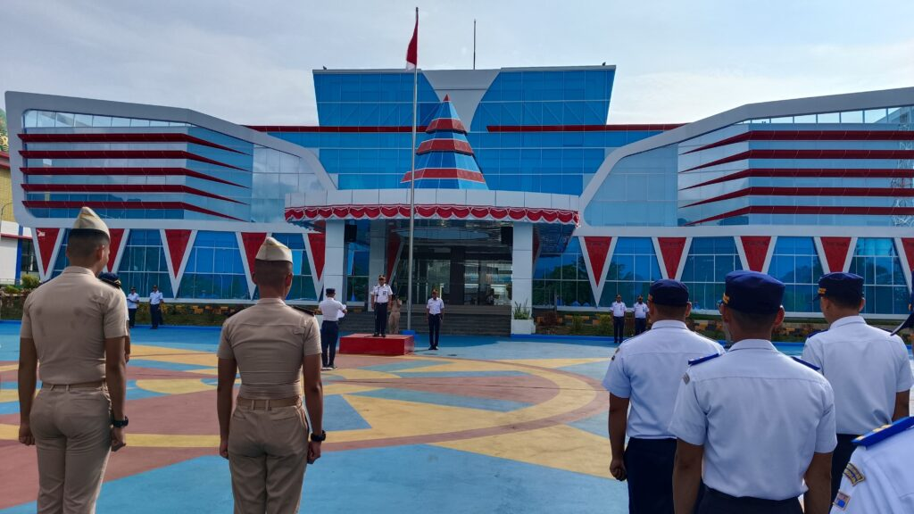 Upacara Bendera dan Penyematan Tanda Peserta Calon Mahasiswa Baru di Politeknik Penerbangan Jayapura