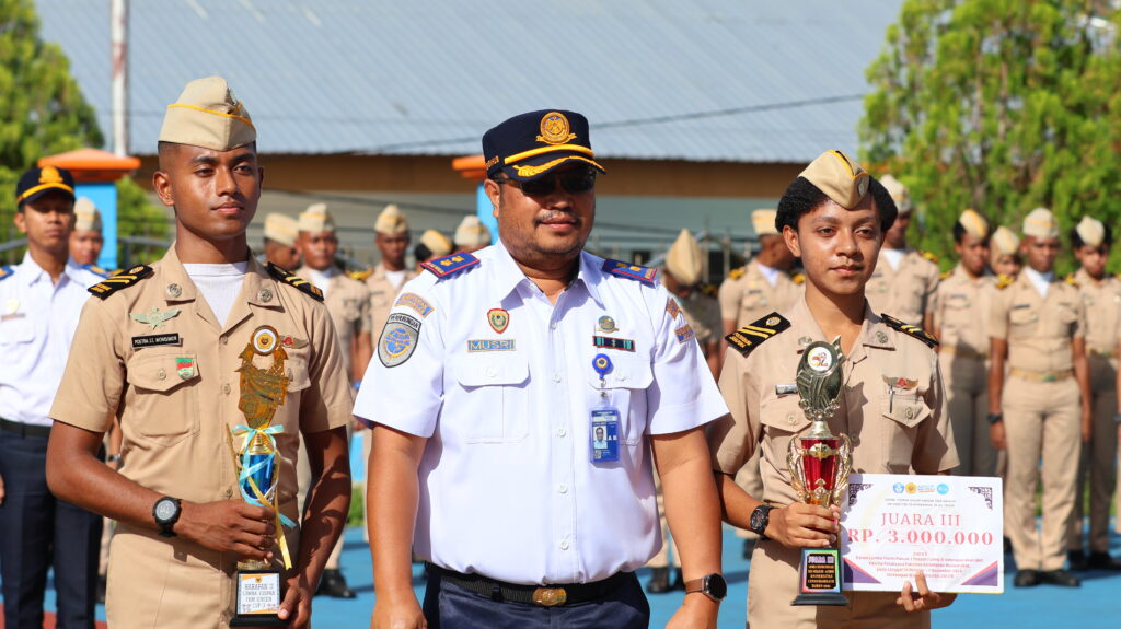Sivitas Akademika melaksanakan Upacara Pengibaran Bendera dan Penganugerahan Piala