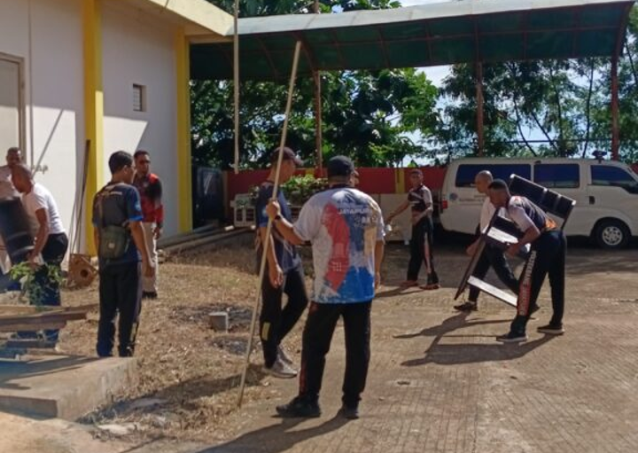 "Semangat Gotong Royong : Sivitas Akademika Politeknik Penerbangan Jayapura Gelar Aksi Bersih Kampus"