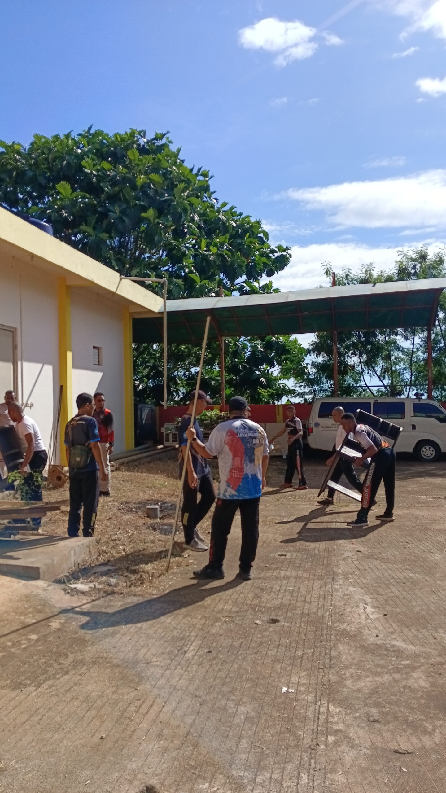 “Semangat Gotong Royong : Sivitas Akademika Politeknik Penerbangan Jayapura Gelar Aksi Bersih Kampus”